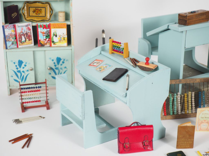Lot de mobilier des années 50 taille Bleuette dont pupitre d’école en 