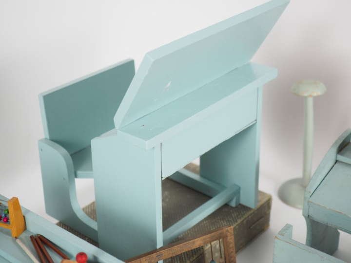 Lot de mobilier des années 50 taille Bleuette dont pupitre d’école en 