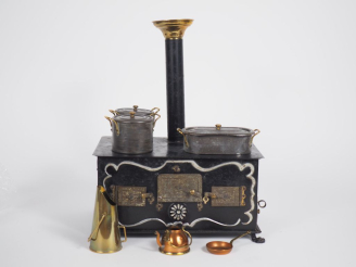 Vente aux enchères Cuisinière ancienne circa 1900 en tôle avec accessoires de petite tail