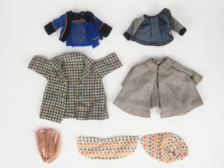 Fort lot de vêtements de diverses époques comprenant robes, manteaux, 