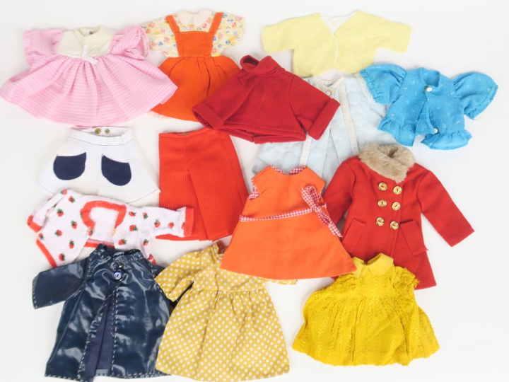 Fort lot de vêtements de diverses époques comprenant robes, manteaux, 