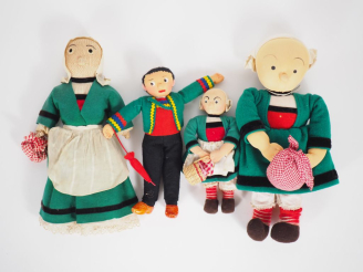 Vente aux enchères Lot de 4 poupées Bécassine et divers en tissu de 20 à 40 cm. Etat d'us