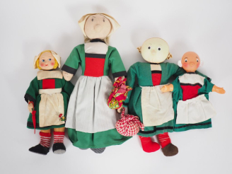 Vente aux enchères Lot de 4 poupées Bécassine et divers en tissu de 20 à 40 cm. Etat d'us