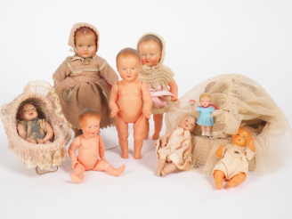 Vente aux enchères Lot comprenant des bébés miniatures en celluloid ou en composition,   