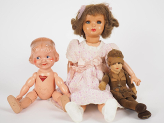 Vente aux enchères Lot de Poupées en état d’usage comprenant petite poupée Norah Welling 
