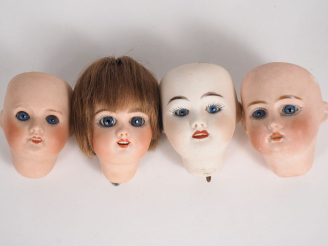 Vente aux enchères Lot de 4 petites têtes type Bleuette en porcelaine dont SFBJ 60 une re