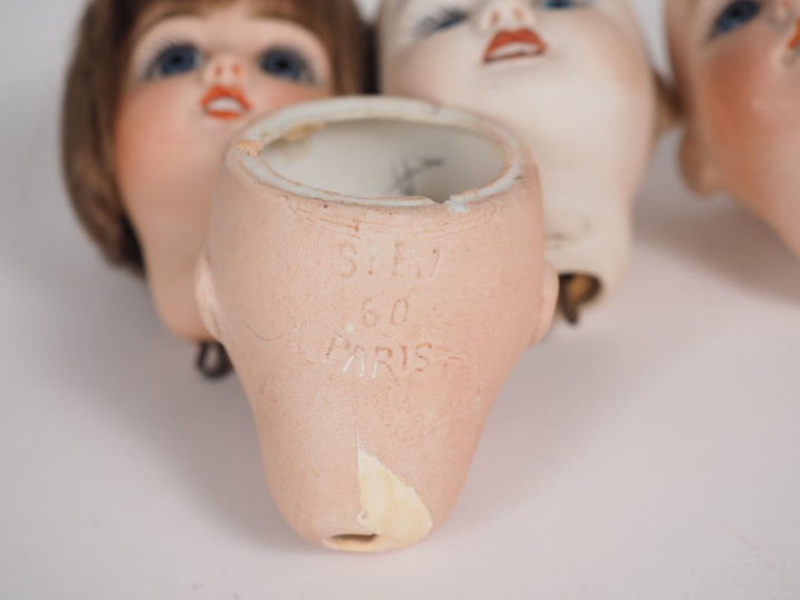 Lot de 4 petites têtes type Bleuette en porcelaine dont SFBJ 60 une re