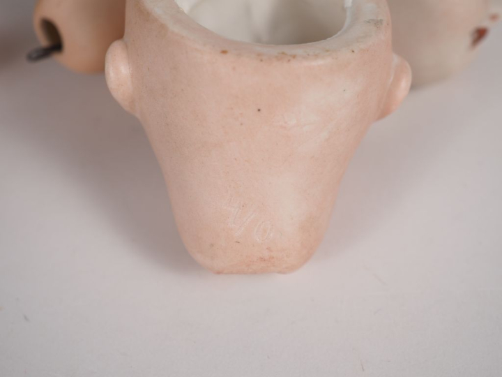 Lot de 4 petites têtes type Bleuette en porcelaine dont SFBJ 60 une re