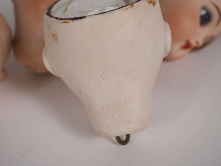 Lot de 4 petites têtes type Bleuette en porcelaine dont SFBJ 60 une re