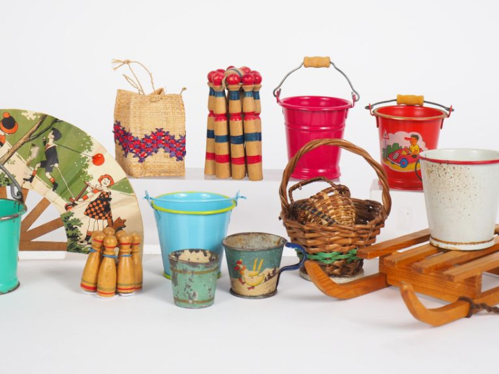 Jouets ou éléments de décoration pour poupées Bleuette comprenant  sea