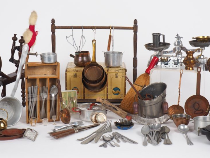 Lot d’accessoires de salle-à-manger de poupées Bleuette de diverses ép