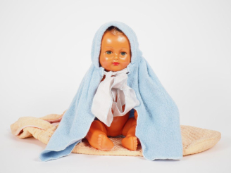 Vente aux enchères Bébé Michel de Modes et Travaux en ovoïde marqué SNF 40 bel état, prés