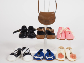 Vente aux enchères Lot de chaussures pour poupées de Modes et Travaux dont Françoise, Mar