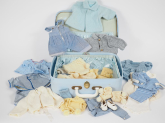 Vente aux enchères Dans une petite valise des années 60, ensemble de lainages et de vêtem