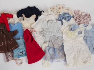 Vente aux enchères Lot de vêtements pour poupées des années 30 à 50 dont certains tailles
