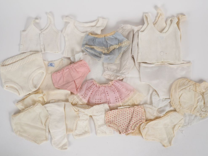 Lot de vêtements pour poupées des années 30 à 50 dont certains tailles