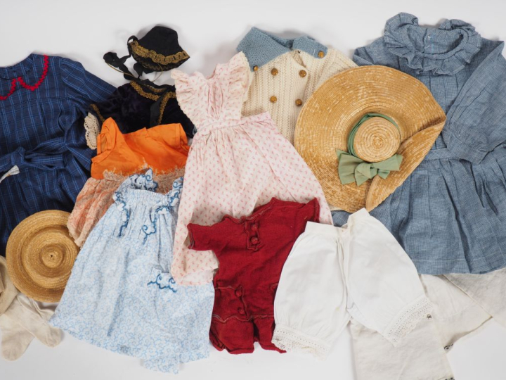 Lot de vêtements pour poupées anciennes 1900- 1920 dont robe tablier, 