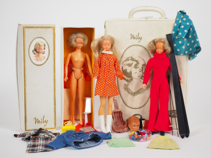 Lot de 3 poupées Mily Gégé dont une rangée dans sa boîte d'origine on 