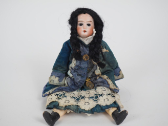 Vente aux enchères Petite poupée, grande mignonette. Tête porcelaine, yeux basculants, bo