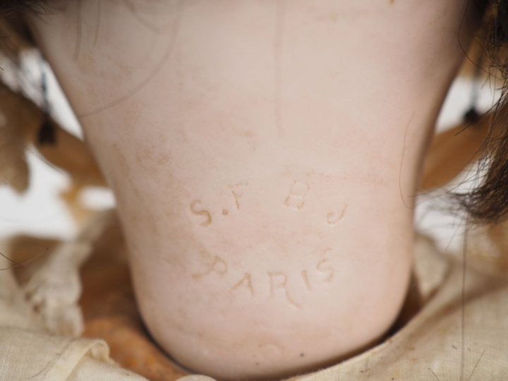 Poupée SFBJ Paris taille 9. Tête porcelaine, yeux basculants bleus, bo