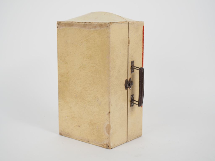 Malle cabine de petite poupée.  Taille 34 cm, bel état d'usage