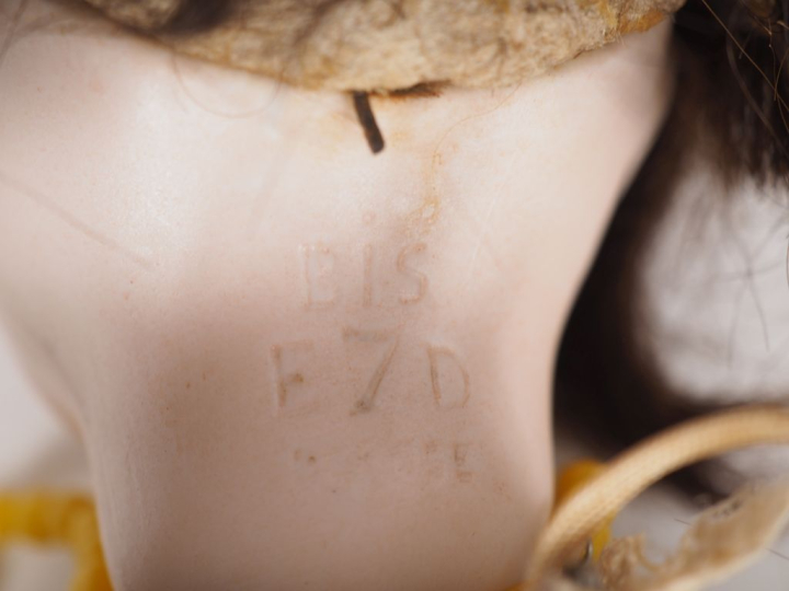 Poupée de fabrication française Denamur. Marquée Bis E7D deposée. Yeux