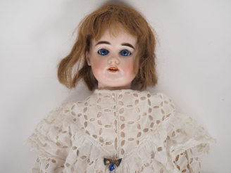Vente aux enchères Poupée Armand Marseille 1894. Tête porcelaine, yeux fixes bleus, bouch