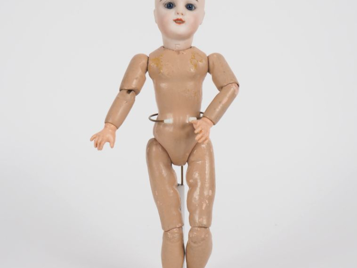 Curieuse poupée tête porcelaine de marque Gaultier marquée FG au carto