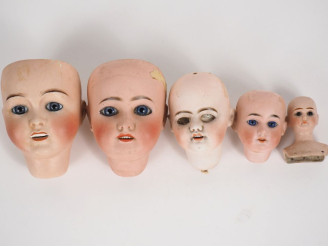 Vente aux enchères Lot de 5 têtes de poupées porcelaine dont 1094 S/H yeux fixes bleus BE