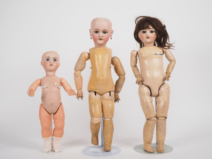Lot de 3 poupées, tête porcelaine dont 2 Jules Verlingue à l’ancre, fè