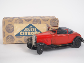 Vente aux enchères JOUETS André CITROEN dans sa boite, Citroën Rosalie roadster avec mote