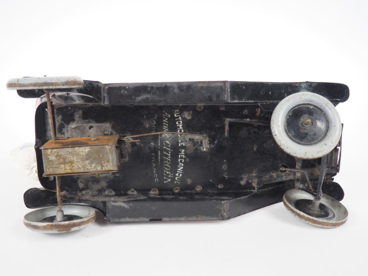 Jouets André CITROEN TORPEDO B2 en tôle laquée rouge châssis portant l
