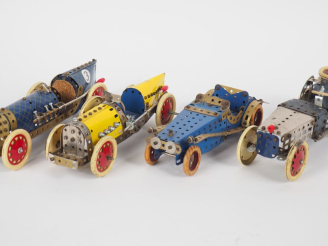 Vente aux enchères Construction sur base de MECANO ancien lot de 4 véhicules voitures don