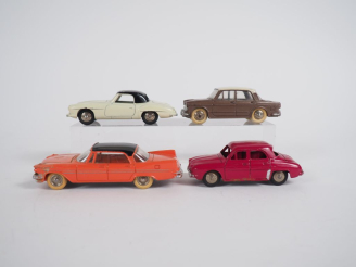 Vente aux enchères Dinky toys France lot de 4 miniatures au 1/43e dont : Dauphine 34 E , 