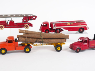 Vente aux enchères Dinky toys France lot de 4 miniatures au 1/43e dont : Citerne Titan , 