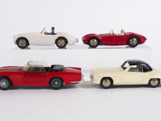 Vente aux enchères 	Dinky toys France lot de 4 miniatures au 1/43e dont : Aston Martin DB