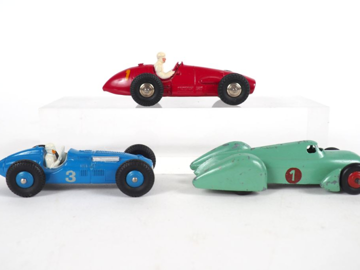 Dinky toys France lot de 3 voitures de course au 1/43e dont : Ferrari 
