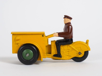 Vente aux enchères Dinky toys France Une miniature au 01/43e dont : Triporteur jaune BE d