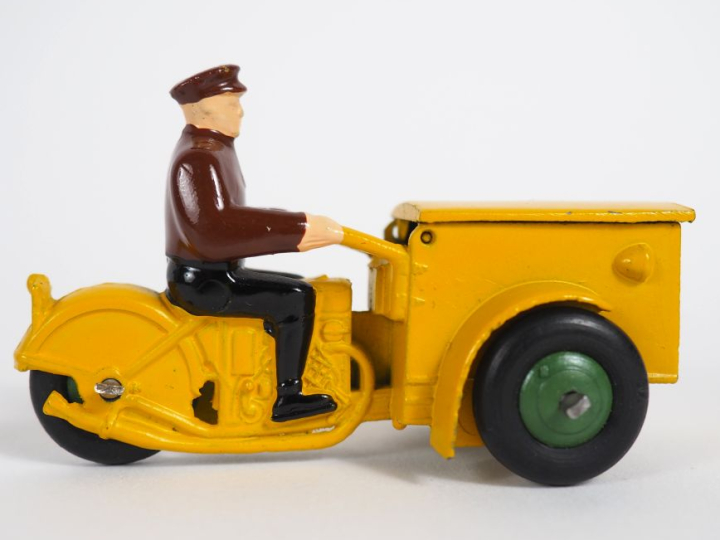 Dinky toys France Une miniature au 01/43e dont : Triporteur jaune BE d