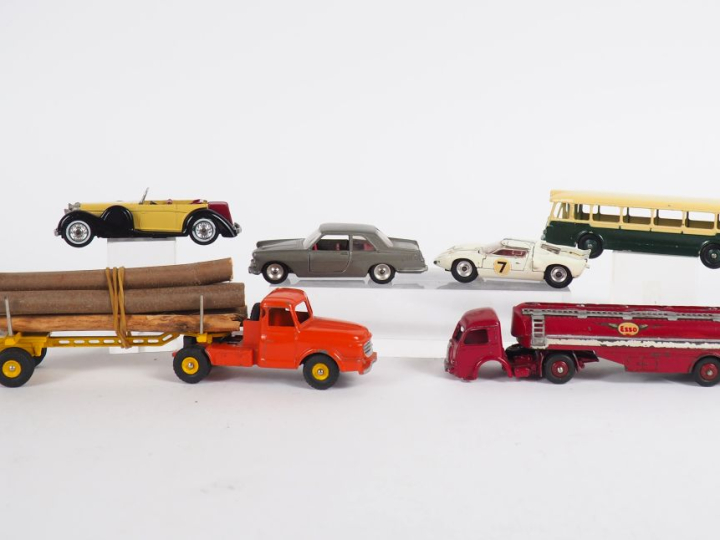 Lot de miniatures au 1/43e dont : Dinky toys France lot de 3 miniature