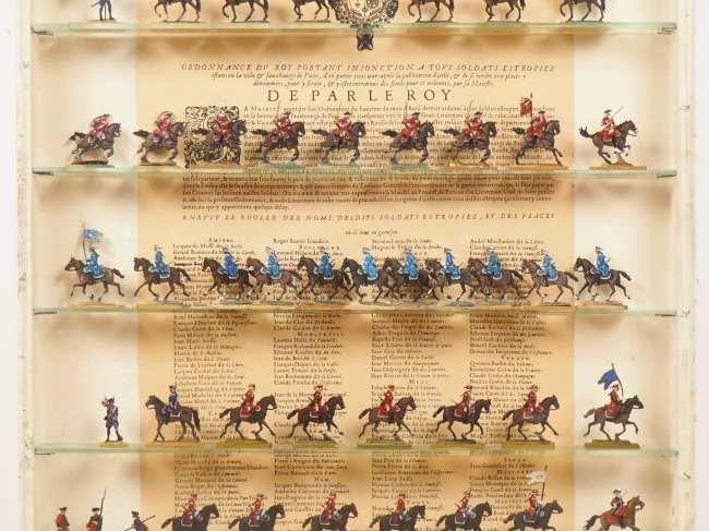 Dans une vitrine de présentation Lot de figurines plat d’Etain Soldat 
