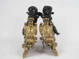 Vente aux enchères Paire de feux de cheminée XIXème de style Louis XVI en bronze à patine
