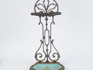 Vente aux enchères Porte parapluie de style Louis XIV en fer forgé, décor ajouré.  H. 66 