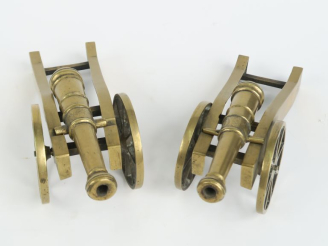 Vente aux enchères Deux canons d'artillerie miniatures 1900 en bronze sur leurs supports.
