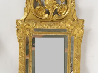 Vente aux enchères Miroir XVIIIème à parecloses en bois sculpté et doré, à décor de rocai