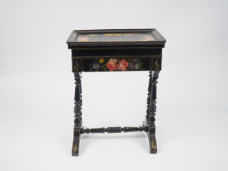Vente aux enchères Travailleuse Napoléon III en bois noirci à décor de fleurs polychromes