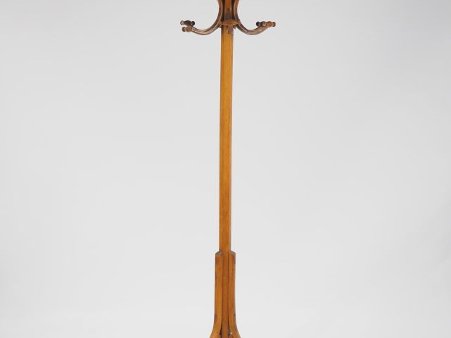 Portemanteau dit perroquet 1900 en bois naturel, piétement tripode (un