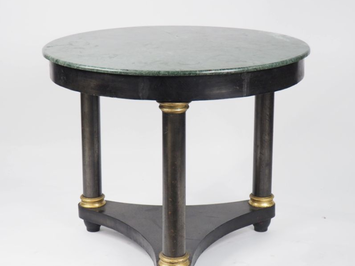 Table de salon de style Empire en bois noirci, dessus marbre vert, pié