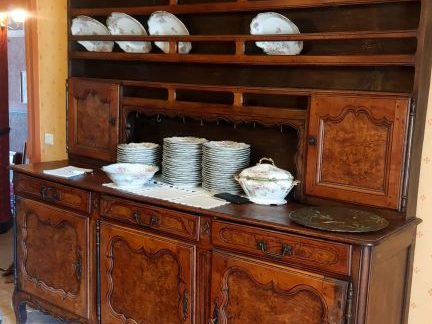 Buffet vaisselier Bressan Louis XV en bois naturel et loupe, ouvrant à