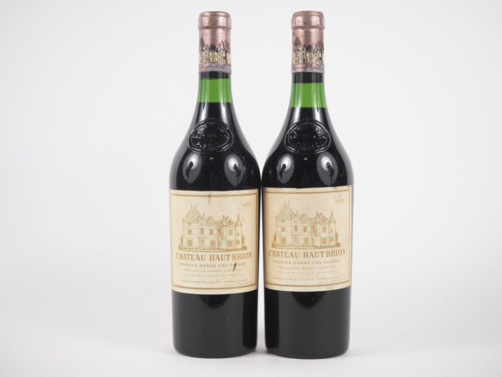 2 BOUTEILLES CHÂTEAU HAUT BRION 1er GCC GRAVES - 1967 - 2 CM/2,4 CM/1 